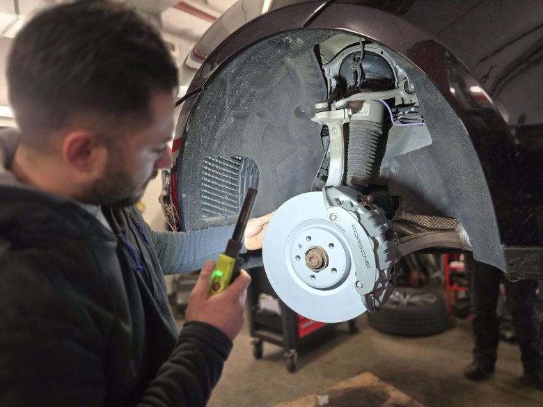 Prüfung durch Mitarbeiter - Kfz-Werkstatt Amann Mannheim