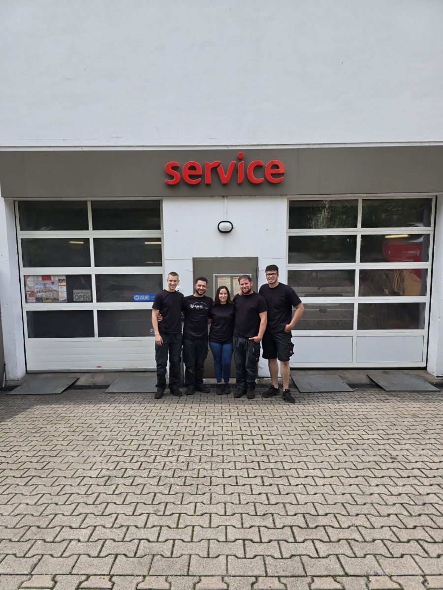 Das Mitarbeiter-Team der Kfz-Werkstatt Amann in Mannheim