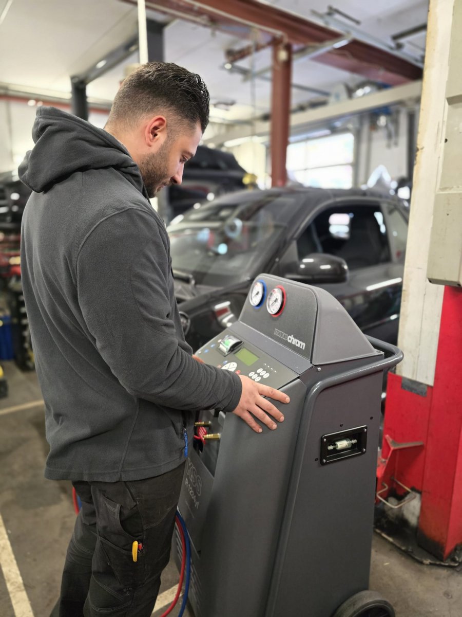 Mitarbeiter bei der Arbeit - Kfz-Werkstatt Amann Mannheim